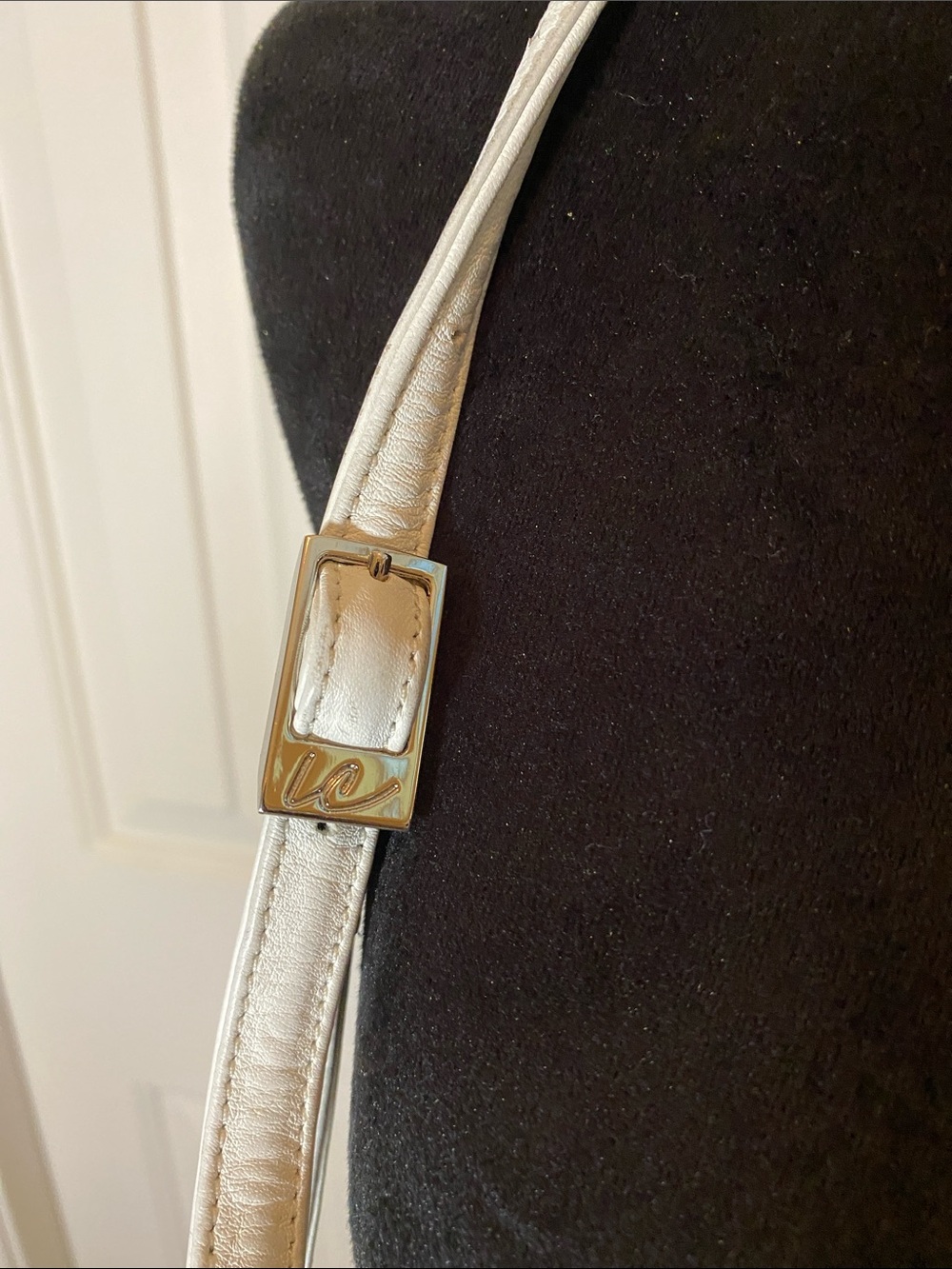 LC White Leather Crossbody Bag - Classic Everyday Shoulder Bag - Picture 4 of 10